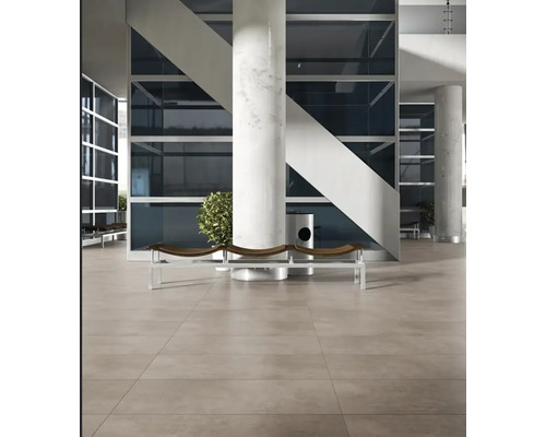 Interiör med golvplattor, bänk och pelare