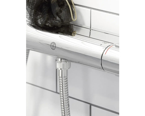 Gustavsberg logotyp på duschblandare med duschslang