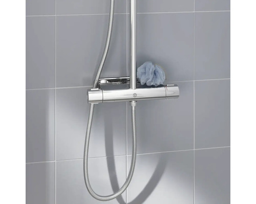 Duschblandare utanpåliggande med duschslang mot grå bakgrund