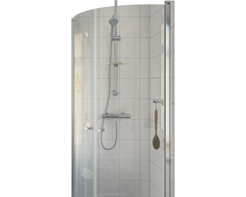 Hörndusch med duscharmatur och duschstångsset mot en kakelvägg