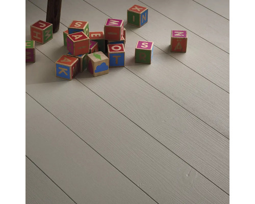 Ljust trägolv med leksakskuber i barnrummet.