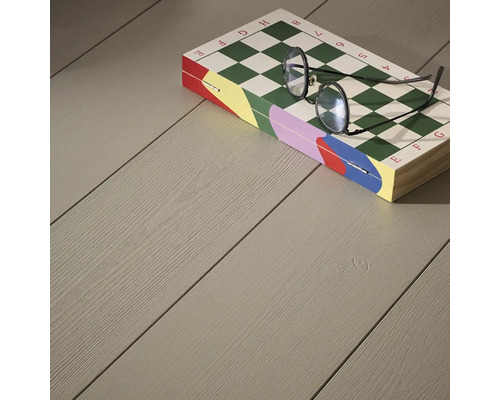 Trägolv med schackbräde och glasögon