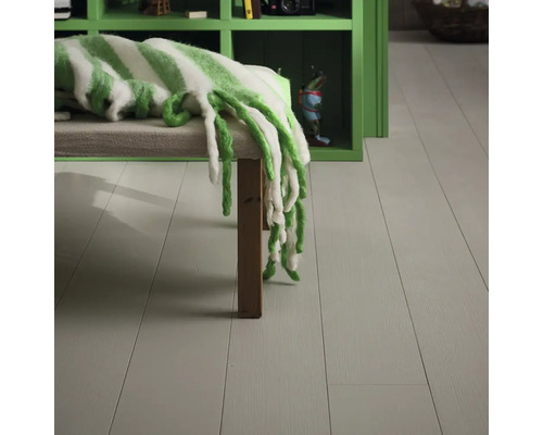 Ljust trägolv med bänk och grön hylla