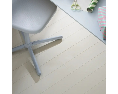 Kontorsstol och presentförpackning på lackerat trägolv