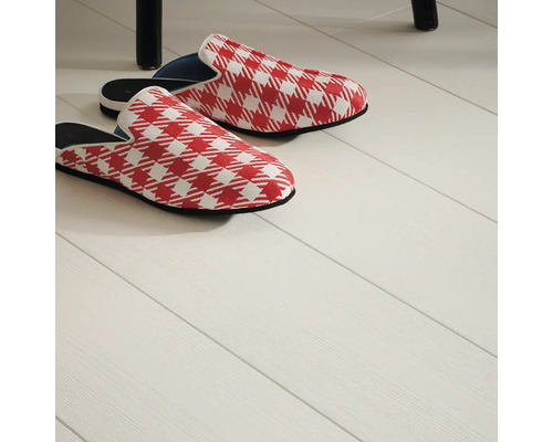 Par tofflor med rött och vitt rutmönster