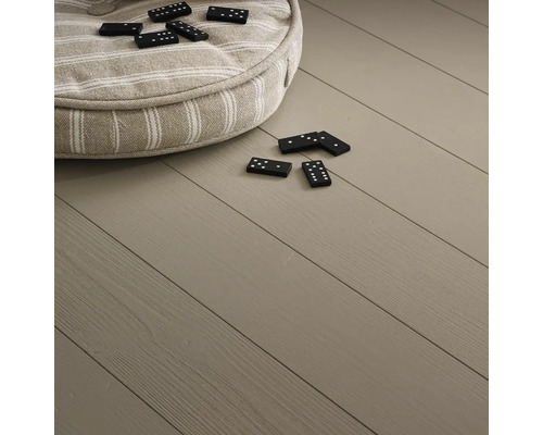 Ljust trägolv med kudde och dominobrickor