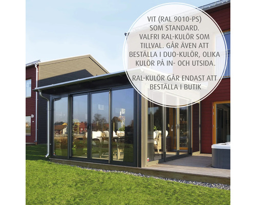 En vinterträdgård med stora glasytor och mörk ram, byggd intill ett bostadshus.