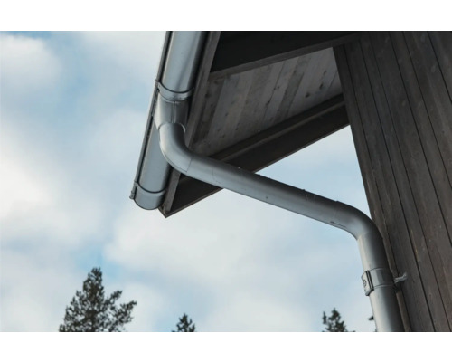 Takränna av metall på byggnad