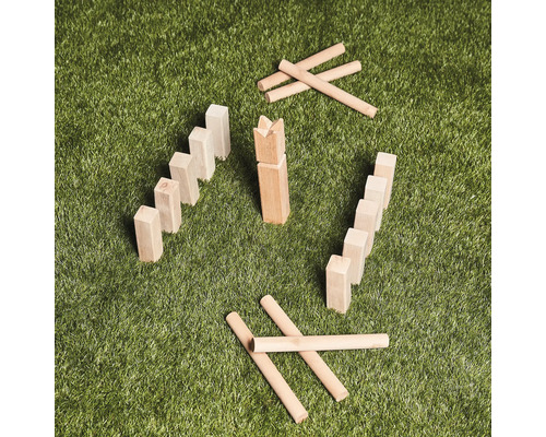 Kubbspel i trä på gräs