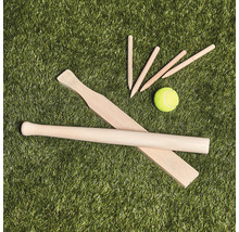 Kubb-spelset i trä med kastpinne, fältpinnar och tennisboll på gräsmatta