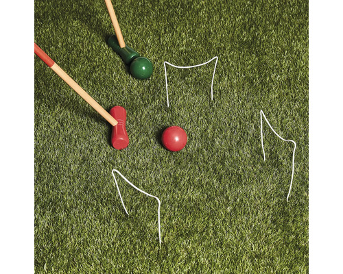 Krocketset med klubbor, bollar och portar på gräsmatta