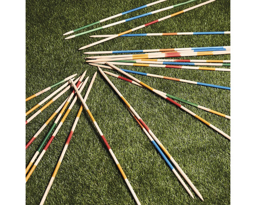 Mikado pinnar på gräsmatta