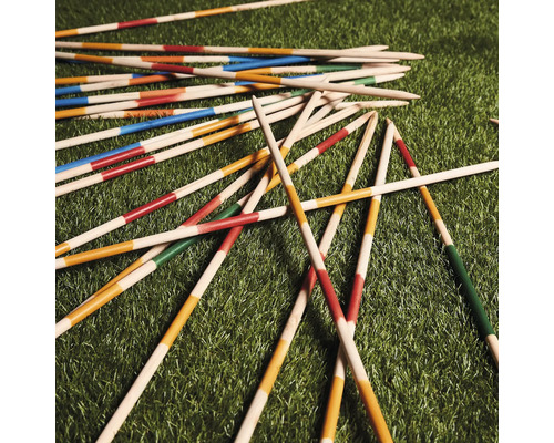 Mikadopinnar på en gräsmatta