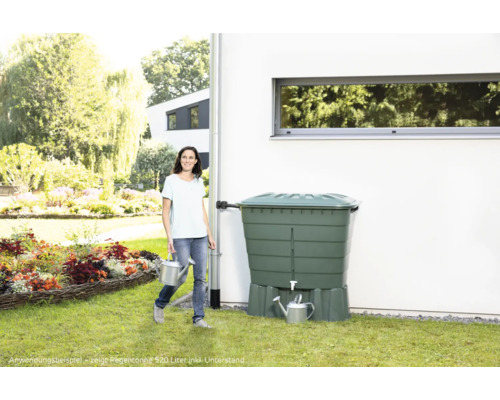 Regntunna 520 liter i trädgården med kvinna och vattenkannor