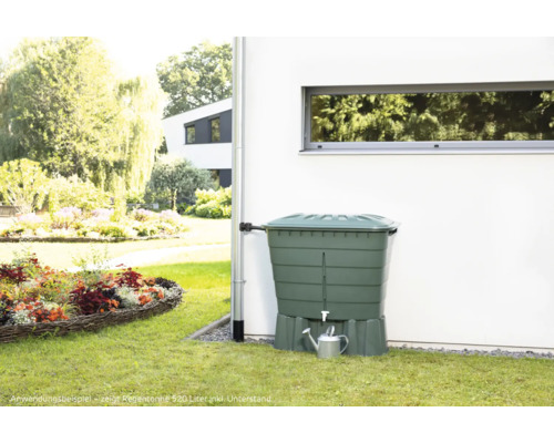 Regntunna med underrede och vattenkanna i trädgården