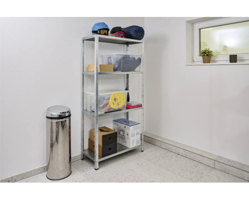 Hyllsystem med fem nivåer och diverse föremål i ett rum