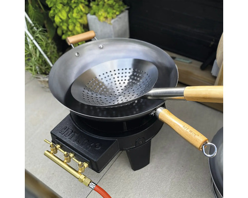 Wokpanna med spindelkorg på en gasbrännare