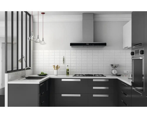 Modernt kök med grå underskåp, fläkt och vitt kakel