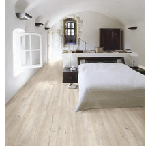 Sovrum med trägolv, säng och fönster