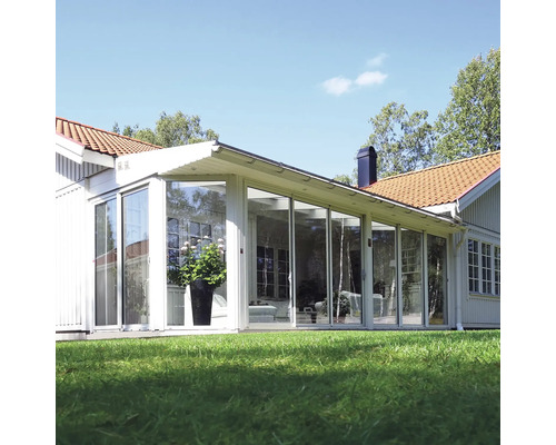 En vinterträdgård med glasväggar på ett hus.