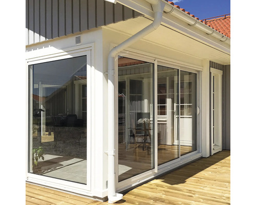 Exteriörvy av ett hus med skjutdörrar och en takränna