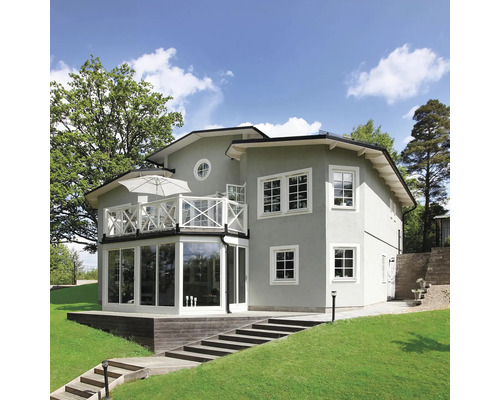 Vy över ett tvåvåningshus med balkong och fönster