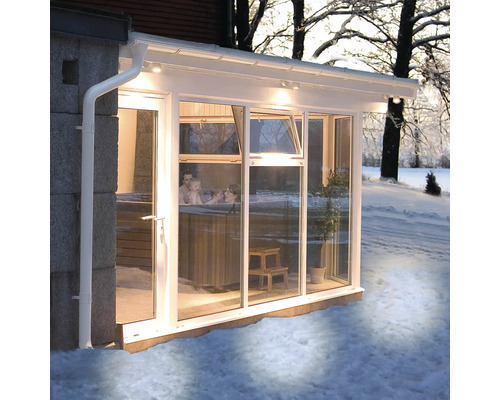 Vinterträdgård med familj i bubbelpool i snöig utomhusmiljö