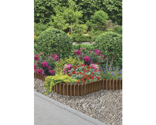 Trädgård med blommor och rabattkant