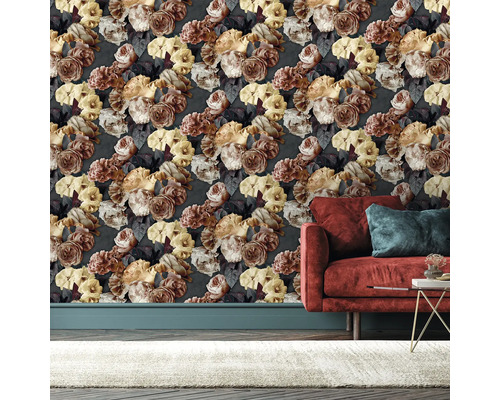 Rumsvy med blommig tapet, röd soffa och matta