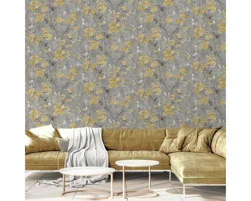 Vardagsrum med blommig tapet, soffa och soffbord