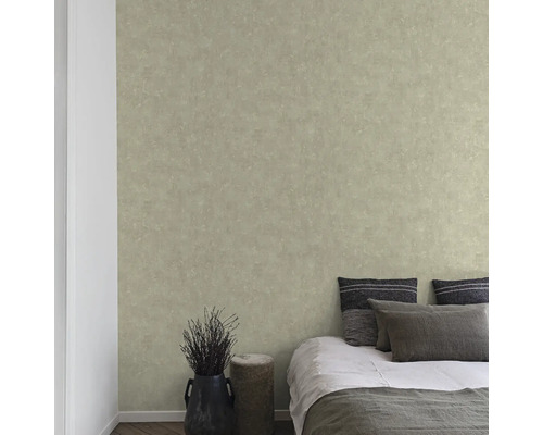 Beige strukturtapet i sovrummet ovanför en säng