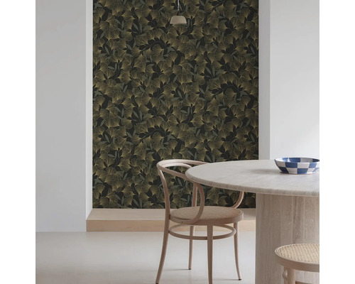 Inredningsidé med väggtapet med ginkgobladmotiv, runt bord och stol