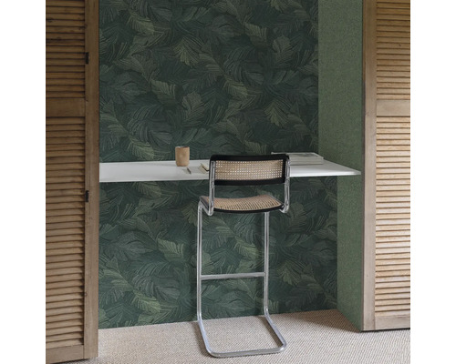 Rum med bladmotiverad tapet, skrivbord och stol