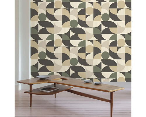 Rum med geometrisk tapet och soffbord