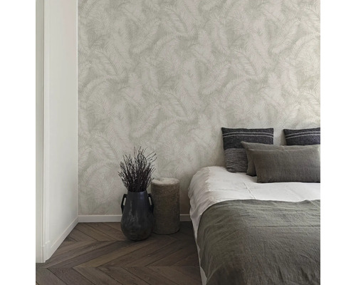 Sovrum med mönstrad tapet, säng och dekorativa element för en stilfull atmosfär.