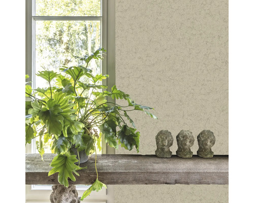 Dekorativ tapet i ett interiör med fönster, växt och dekorativa element.