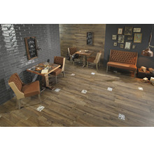 Interiör med trägolvplattor, bord och sittplatser för en mysig atmosfär