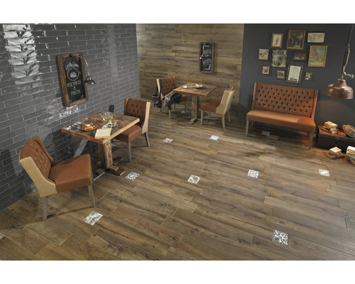 Interiör med trägolvplattor, bord och sittplatser för en mysig atmosfär