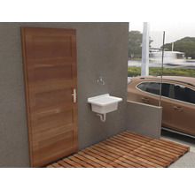 Uteplats med trägolv, dörr och handfat.