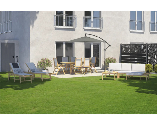 Trädgårdsscen med matbord, stolar, parasoll, solstolar, soffa och trädgårdsstaket