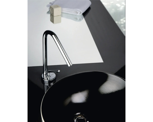 Detaljvy av ett tvättställ med blandare, tvål och handduk