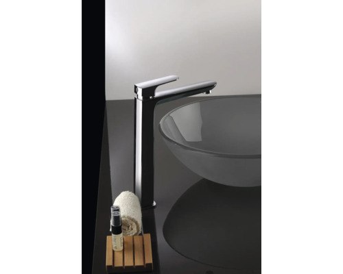 Tvättställsblandare bredvid ett handfat med handduk och tvål