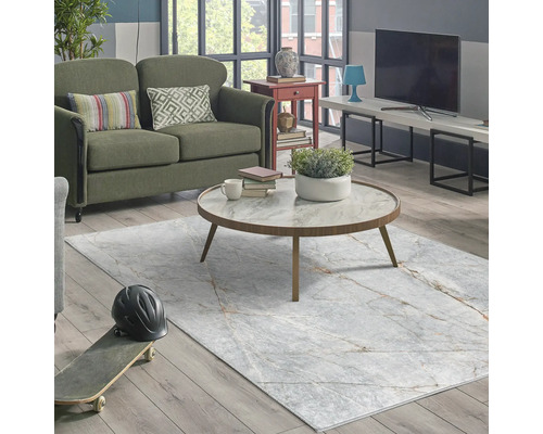 Vardagsrum med soffa, soffbord och matta