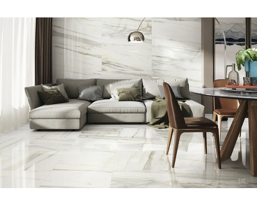 Vardagsrum med golvplattor i marmorlook, soffa och matbord