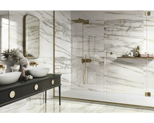 Ljust badrum med marmorplattor, dubbla handfat och dusch