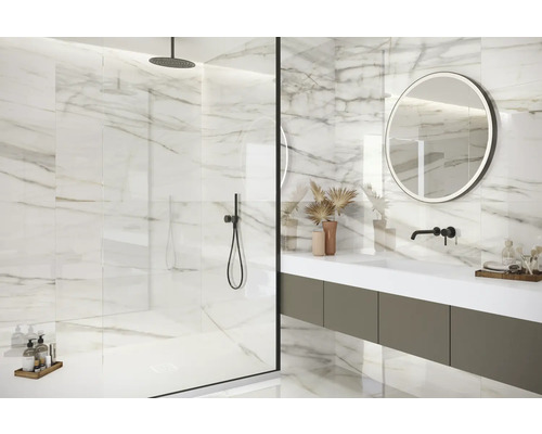 Modernt badrum med marmorplattor, dusch och tvättställ