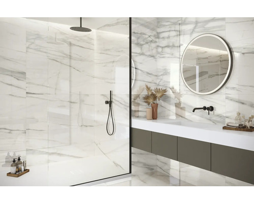 Badrum med dusch, tvättställ och spegel med marmorplattor