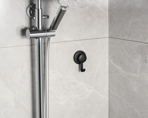 Duschstång och krok på en kakelvägg i badrummet