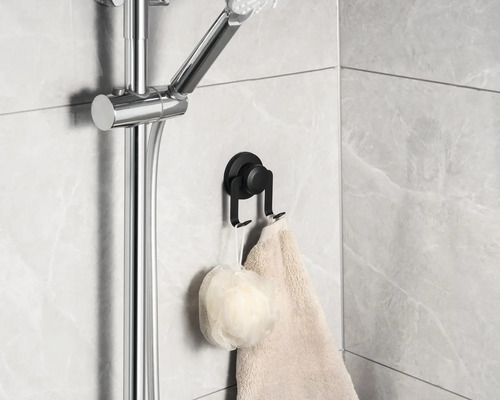 Handdukskrok med handduk och badsvamp i badrummet