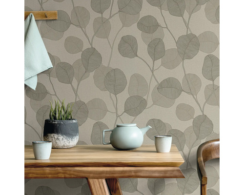 Scen med mönstrad tapet, tekanna och bord